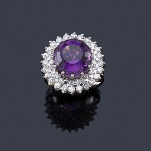  Anillo con amatista talla fantasía con doble orla de brillantes de aprox. 1,20 ct en total en montura de oro blanco de 18K.