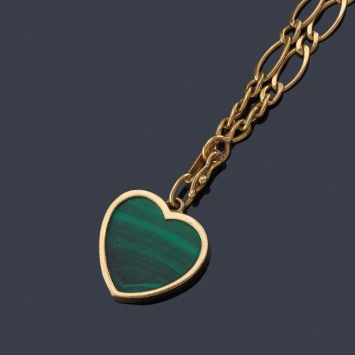  Cadena con colgante de malaquita en forma de corazón en montura de oro amarillo de 18K.