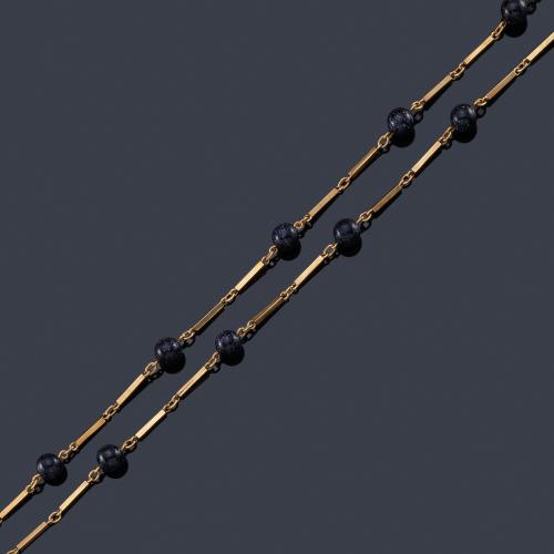  Collar largo con cuentas de cuarzo azul sintético con eslabones rectangulares en oro amarillo de 18K.