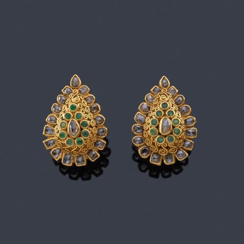 Lote 2458
Pendientes cortos con diseño de lágrima con diamantes talla rosa de aprox. 2,28 ct en tota y esmeraldas.
