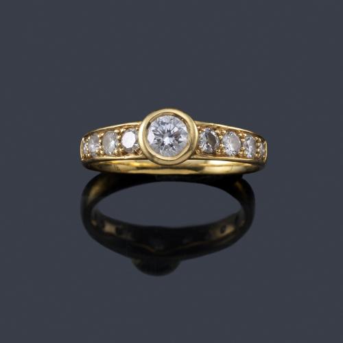  Anillo con brillantes de aprox. 0,60 ct en total realizado en oro amarillo de 18K.