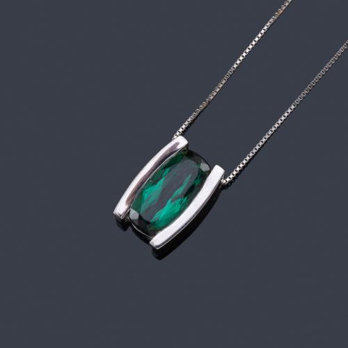 Lote 2466
Colgante con turmalina talla rectangular de aprox. 2,85 ct en montura y cadena de oro blanco de 18K. Dictamen gemológico IGE.