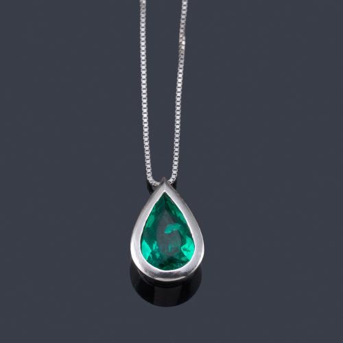 Lote 2471
Colgante con esmeralda talla perilla de aprox. 0,80 ct en montura de oro blanco de 18K con cadena.