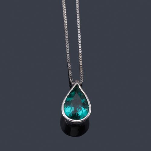 Lote 2473
Colgante con turmalina verdelita de aprox. 0,60 ct engastado en bisel.