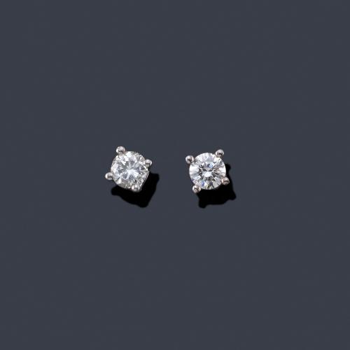  Dormilonas con pareja de brillantes de aprox. 0,32 ct en total en montura de oro blanco de 18K.