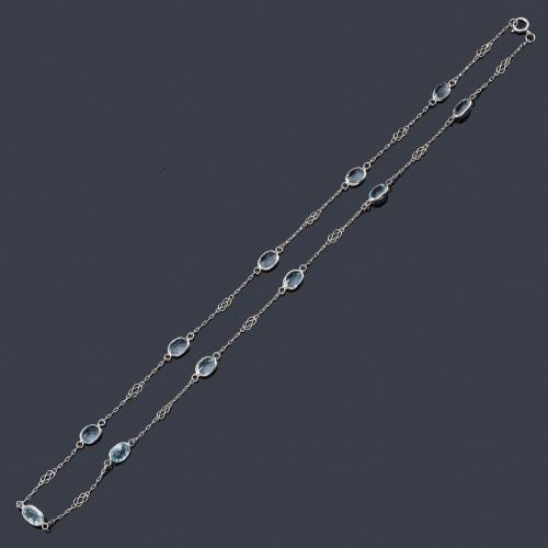  Cadena con once aguamarinas talla oval de aprox. 8,80 ct en total en platino.