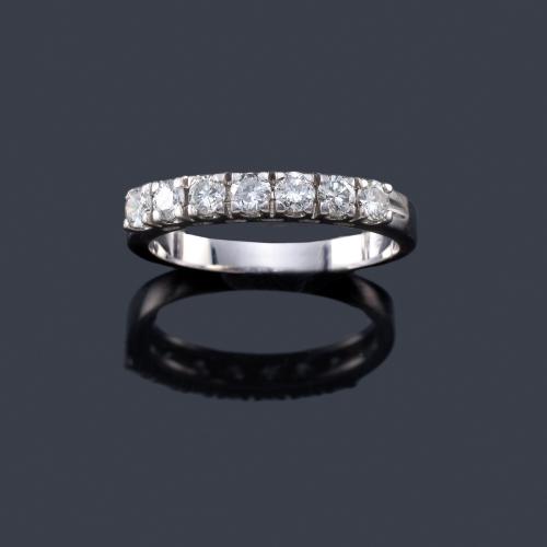  Media alianza con banda de brillantes de aprox. 0,56 ct en total.