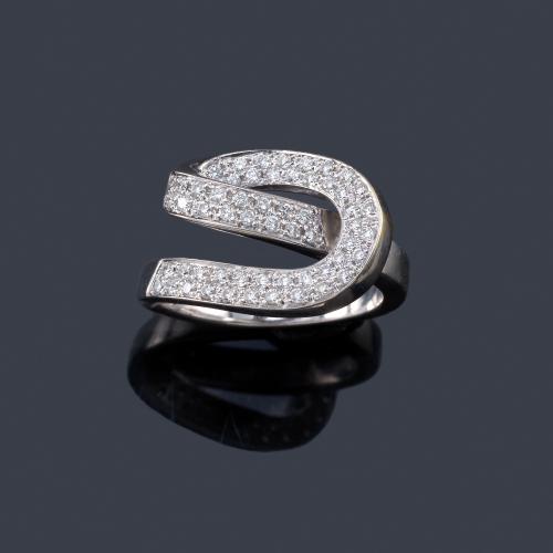  Anillo con diseño curvado en pavé de brillantes realizado en montura de oro blanco de 18K.