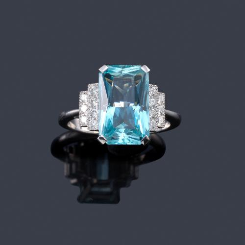 Lote 2482
Anillo con aguamarina de aprox. 4,15 ct con doble banda de brillantes de aprox. 0,26 ct en ambos lados.