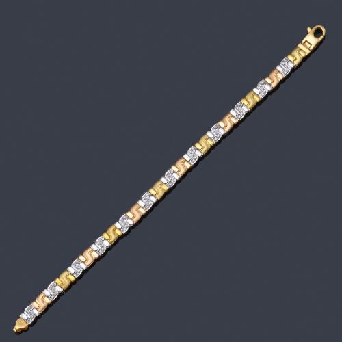  Pulsera articulada con eslabones en oro amarillo mate y brillo con detalles con diamantes.