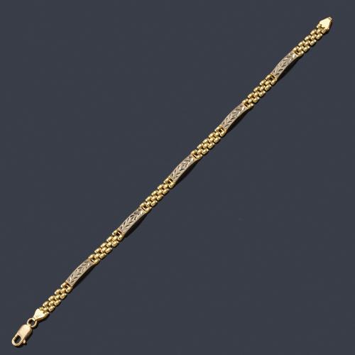 Lote 2488
Pulsera con cinco plaquitas con motivos vegetales cincelados en oro amarillo de 18K.