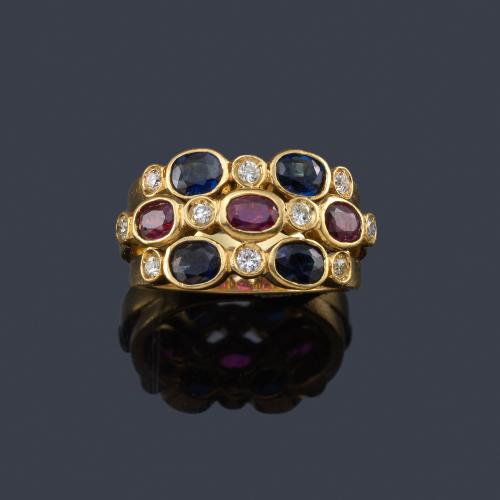 Lote 2490
Anillo con tres bandas de rubíes y zafiros talla oval intercalado con brillantes en montura de oro amarillo de 18K.