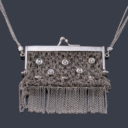  Collar largo con remate en forma de bolsito de malla enriquecido con brillantes engastados en chatón y flecos.