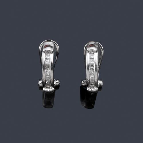  Criollas con diamantes talla princesa de aprox. 0,42 ct en total en montura de oro blanco de 18K.
