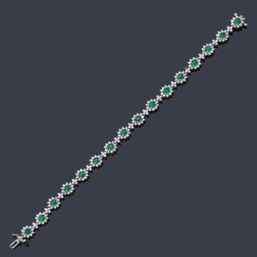  Pulsera con esmeraldas talla oval de aprox. 4,00 ct en total con orla de brillantes.