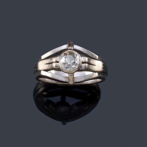  Solitario de caballero con un diamante talla antigua de aprox. 1,00 ct en montura de oro blanco de 18K.