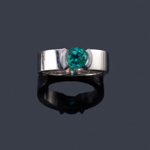 Lote 2500
Anillo con turmalina talla redonda de aprox. 0,97 ct en montura de oro blanco de 18K. Dictamen Gemológico IGE.
