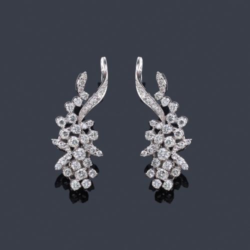  Pendientes cortos con cuajado de brillantes de aprox. 1,90 ct en total, en montura de oro blanco de 18K.