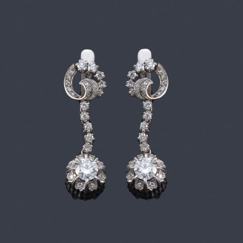  Pendientes largos con diamantes talla brillante y 8/8 de aprox. 1,80 ct en total. Años '50.