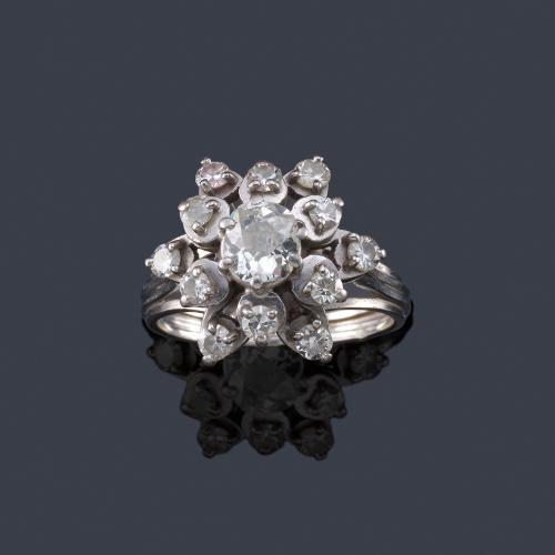  Anillo con diseño de rosetón de diamantes talla antigua y brillante de aprox. 1,06 ct en total.