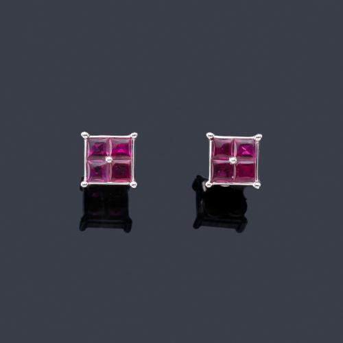  Pendientes cortos con cuatro rubíes talla fantasía en montura de oro blanco de 18K.