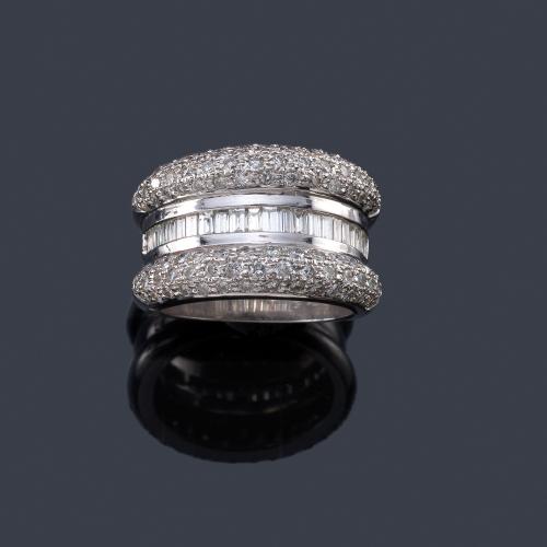  Anillo con diamantes talla brillante y baguette de aprox. 1,50 ct en total.