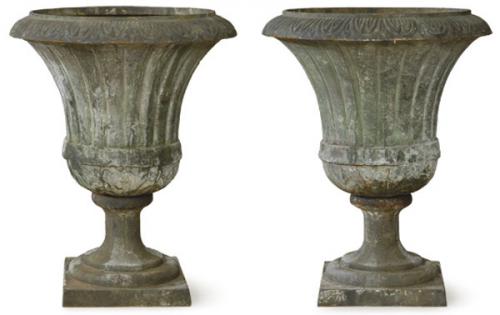  Pareja de ánforas de jardín en hierro. S. XX.