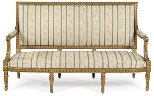 Lote 1045
Canapé Napoleón III, estilo Luis XVI siguiendo modelos de G.IACOB, con respaldo cuadrado plano, en madera tallada y dorada. 
Francia, segunda mitad S. XIX