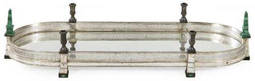  Gran centro de mesa oval de metal plateado y madera con candeleros de madera tallada y obeliscos y pequeños adornos en malaquita ff. S. XIX.