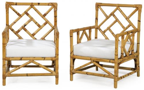  Pareja de sillones de bambú, con respaldos y apoyabrazos rectos y cojines cuadrados tapizados en blanco.
S. XX