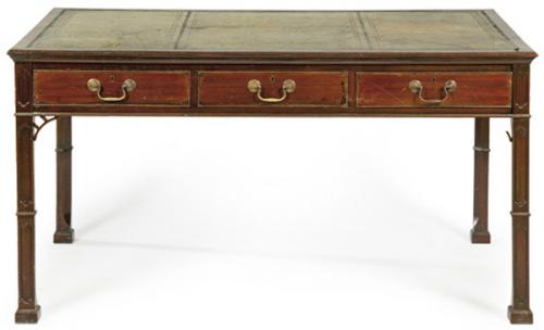  Mesa de biblioteca victoriana, siguiendo modelos chippendale del S. XVIII en madera de caoba, con decoración tallada y calada.
Inglaterra, segunda mitad S. XIX