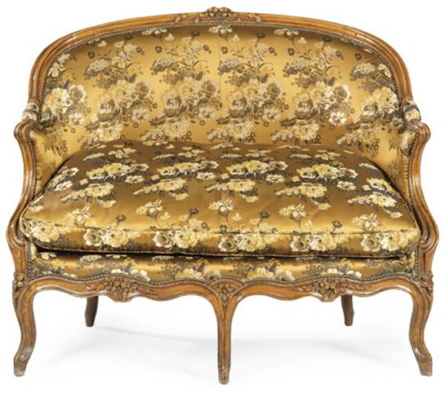  Canapé en Corbeille Luis XV en madera de haya tallada y teñida, con tapicería de flores de seda de época posterior. Francia, mediados S. XVIII