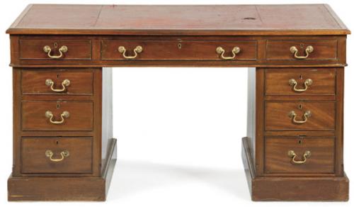  Mesa de escritorio victoriana, sobre dos pedestales con cajones, en madera de caoba, con tapete de cuero rojo, gofrado y dorado. Tiradores de latón. Inglaterra, segunda mitad S. XIX