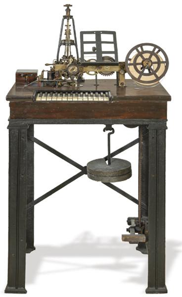 Lote 1063
Telégrafo Hughes h. 1866-1914
Situado sobre mesa de hierro colado de estilo neogótico.
Fabricado por Siemens & Haiske en Alemania, es el primer telégrafo de imprimir texto en cinta de papel. 