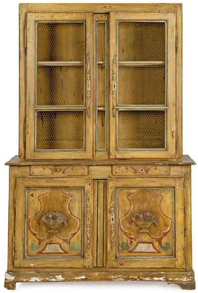  Aparador en madera de pino con decoración tallada y pintada. El cuerpo superior con dos puertas con el frente de celosía metálica, el inferior, otras dos puertas abatibles y sobre ellas dos cajones cortos. Faltas. Francia, segunda mitad S. XIX