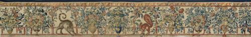  Fragmento de tapiz en lana y seda, con decoración de jarrones de flores, ardilla y gato. 
Flandes, S. XVII
