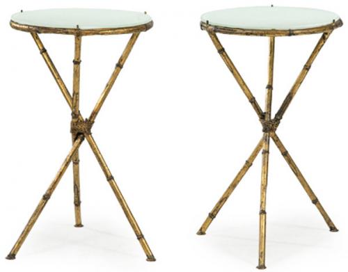 Pareja de mesas auxiliares redondas estilo Maison Jansen, con tres patas entrelazadas en hierro dorado simulando bambú y tapas de cristal opaco en blanco. Francia, mediados S. XX