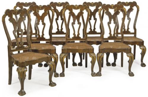  Conjunto de ocho sillas siguiendo modelos ingleses Chippendale en madera de caoba, con respaldo calado y patas talladas y parcialmente doradas acabadas en garras sobre bolas. Asientos de rejilla.Principios S. XX