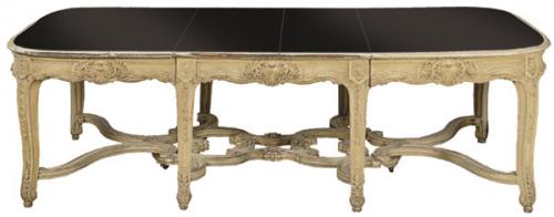  Mesa de comedor extensible Napoleón III, estilo Luis XV en madera de roble tallado  pintado en blanco, con tapa de cristal negro.Francia, segunda mitad S. XIX