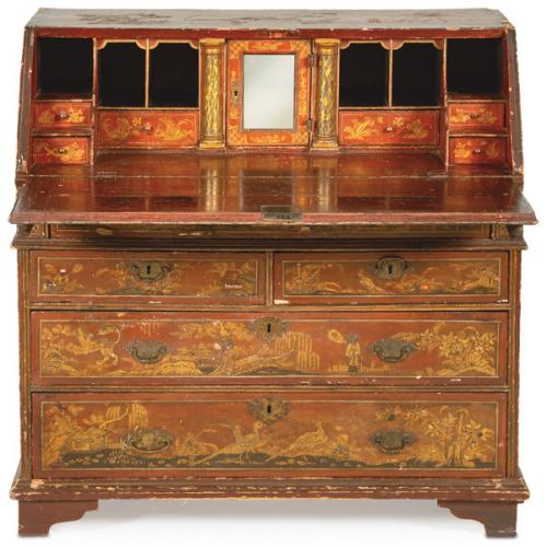  Secreter Jorge I a la manera de Giles Grendey, en madera lacada en color escarlata (japanned lacquer), con decoración de chinoiseries en dorado y policromado. Con herrajes en metal dorado recortado y cincelado.
Inglaterra, segundo cuarto S. XVIII