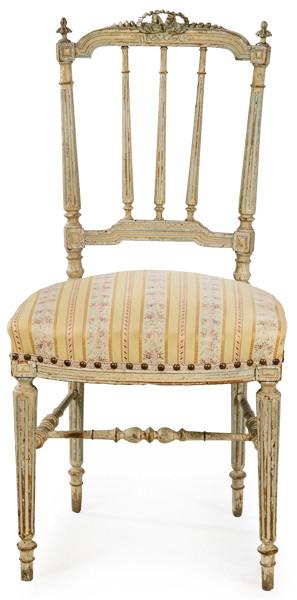  Silla Napoleón III, estilo Luis XVI en madera de haya tallada, torneada y policromada en blanco roto.
Francia, mediados S. XIX