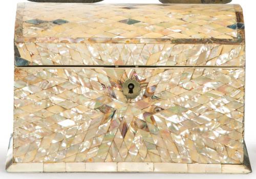  Cofre con alma de madera con incrustación de nácar primer tercio S. XX.