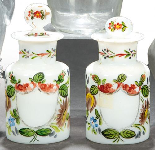  Dos botes de farmacia de opalina de La Granja, con decoración floral. 2ª mitad del S. XIX.