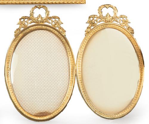 Lote 1138
Portaretratos doble de forma oval en broce dorado, rematado con sendos copetes en forma de lazo. Francia, S. XIX.