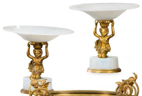  Pareja de "Tazza" de opalina blanca y bronce dorado primera mitad S. XX.