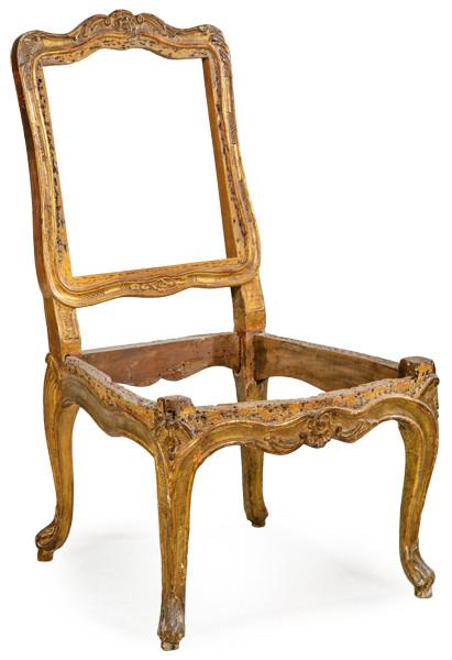  Silla Luis XV, con respaldo "a la reina" en madera tallada y dorada, sin tapicería.
Francia, mediados S. XVIII