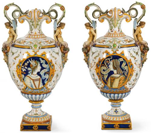  Pareja de grandes jarrones alegóricos de estilo renacentista italiano en cerámica vidriada en blanco opaco de Ginori
Italia, segunda mitad S. XIX