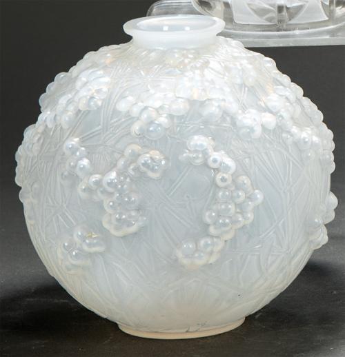 Lote 1150
René Lalique
Vaso Druida 1924
Jarrón esférico en cristal opalescente