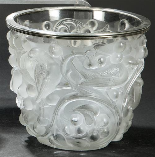  René Lalique Y Mellerio
Jarrón Avalon 1927
Jarrón de cristal opalescente con embocadura de plata con inscripción "Mellerio Hermanos París Madrid"