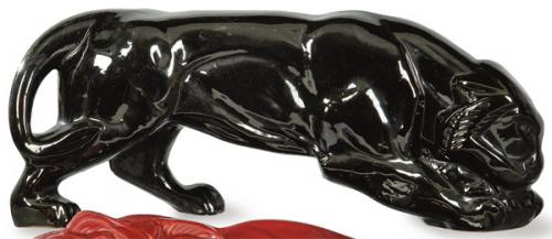  "Pantera" de loza vidriada en negro de estilo Art Deco.